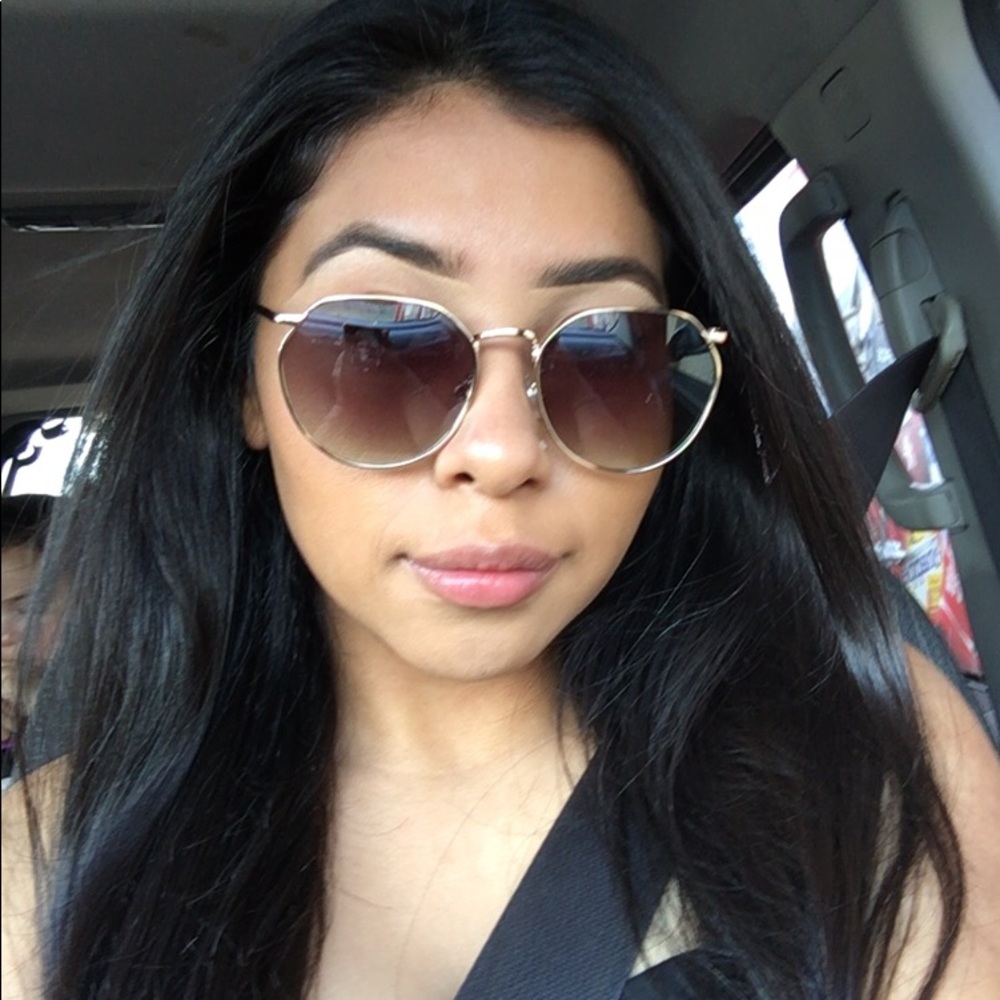 Meet your Posher, Valeria